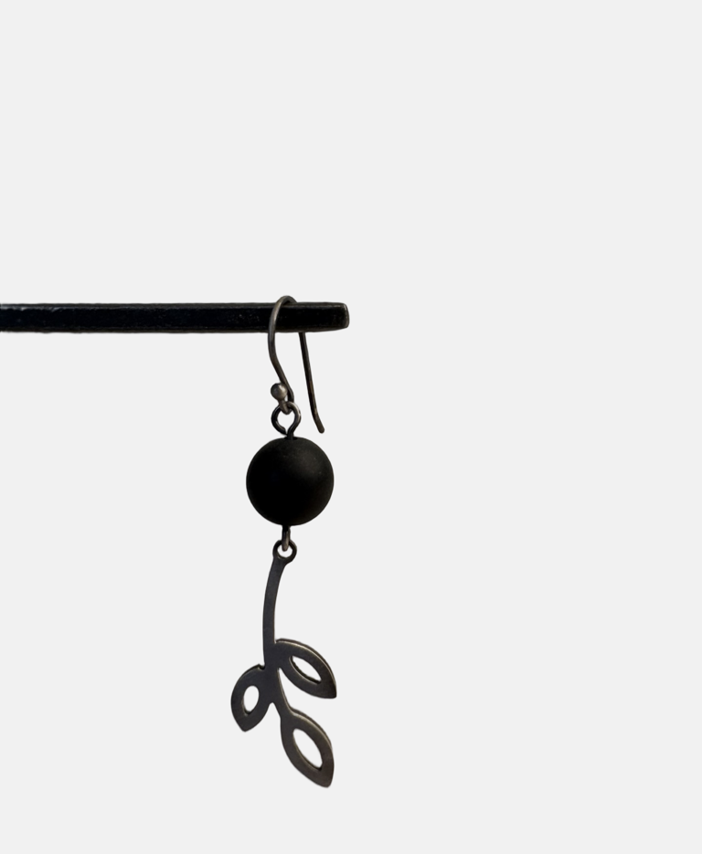 Image of WR Earrings SS Triple Petal with Onyx