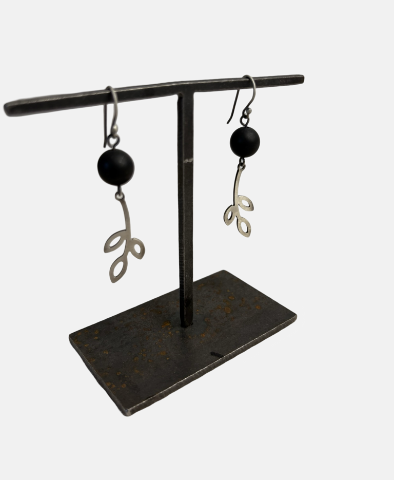 Image of WR Earrings SS Triple Petal with Onyx