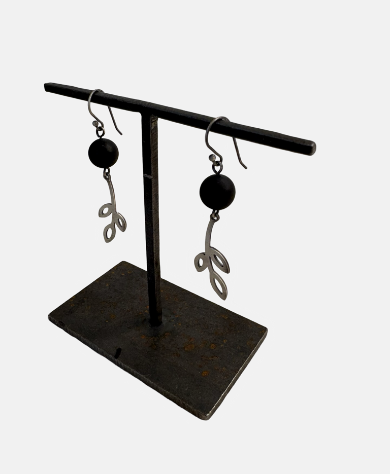 Image of WR Earrings SS Triple Petal with Onyx