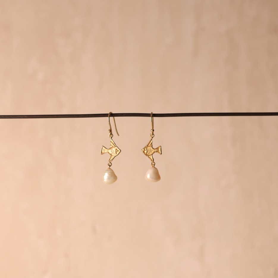 Image of Earrings | 9ct Gold Kissing Fish (NRE5)