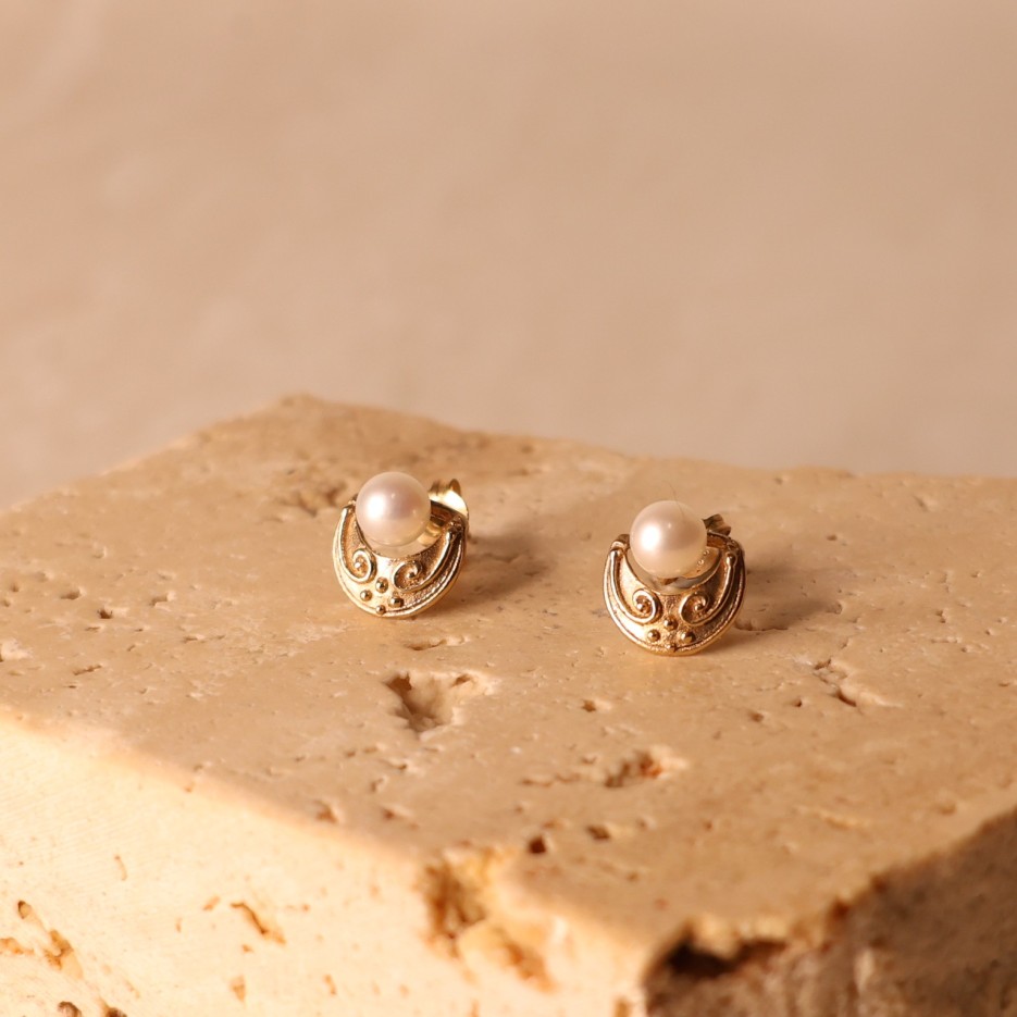 Image of Earrings | Studs, 9ctGold + 5.5mm FWP (BPSE5)