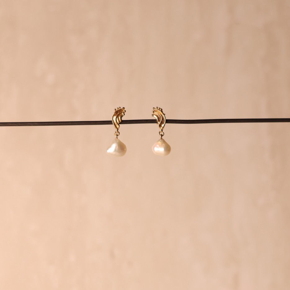 Image of Earrings | Studs, 9ct Gold + FWP (MYBE16)