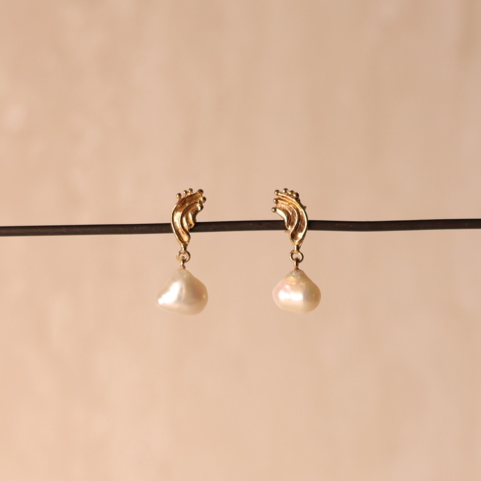 Image of Earrings | Studs, 9ct Gold + FWP (MYBE16)