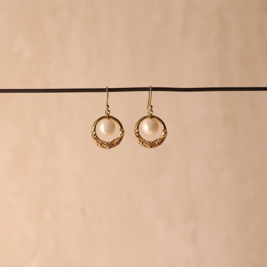Image of Earrings | Button FWP,  9ct Gold + FWP (STE59)