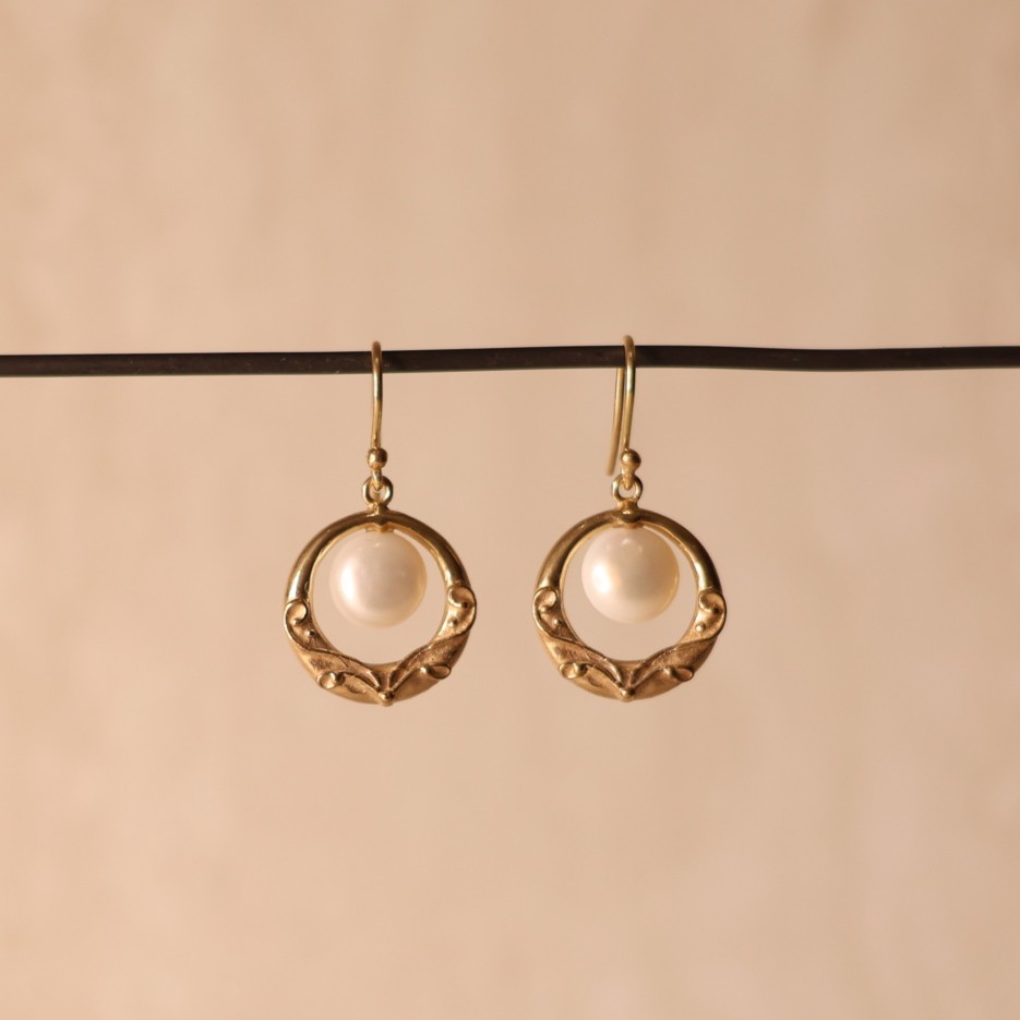 Image of Earrings | Button FWP,  9ct Gold + FWP (STE59)